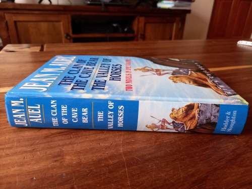 The Clan of the Cave Bear/The Valley of Horses (Earth`s Children #1-2) by Jean M. Auel - H/c