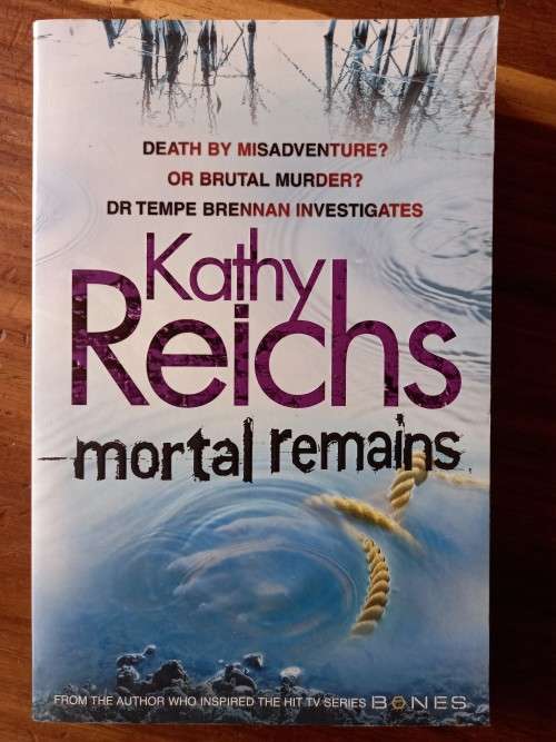 Mortal Remains (Temperance Brennan #13) by Kathy Reichs - Large Softcover