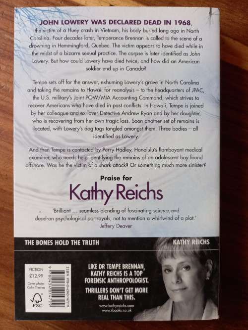 Mortal Remains (Temperance Brennan #13) by Kathy Reichs - Large Softcover
