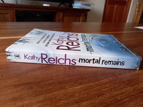 Mortal Remains (Temperance Brennan #13) by Kathy Reichs - Large Softcover