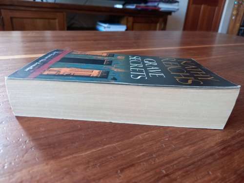 Grave Secrets (Temperance Brennan #5) by Kathy Reichs