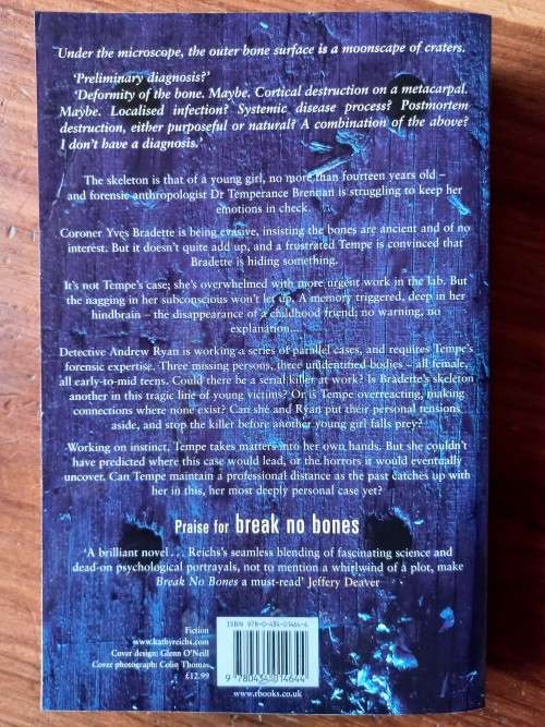 Bones to Ashes (Temperance Brennan #10) by Kathy Reichs - Large Softcover