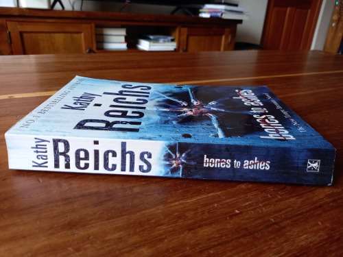 Bones to Ashes (Temperance Brennan #10) by Kathy Reichs - Large Softcover