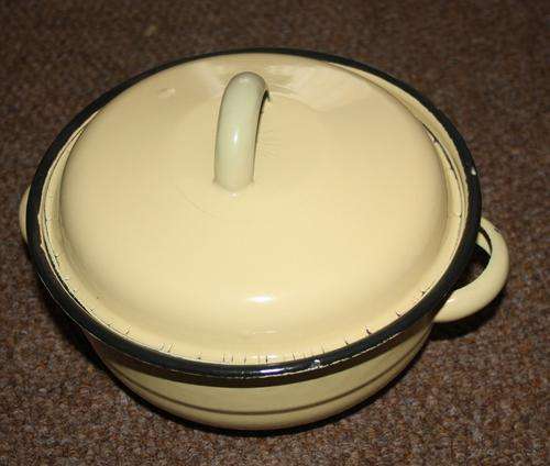 Enamel Lidded casserole dish/pot