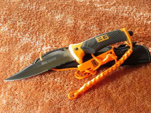Columbia 3019A Hunting Knife including Lanyard & Fire Striker