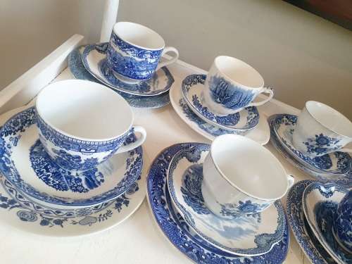 6 cups adn saucers ONLY PLEASE NOTE  blue and white Mixmatch RANDOM