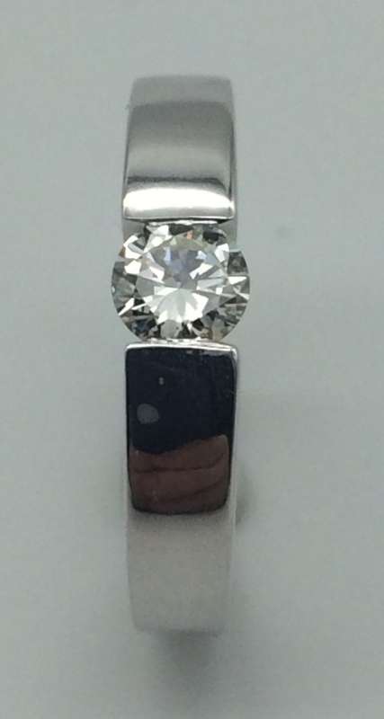 Classic 18ct White Gold & Diamond Dress Ring (V - R50 850)