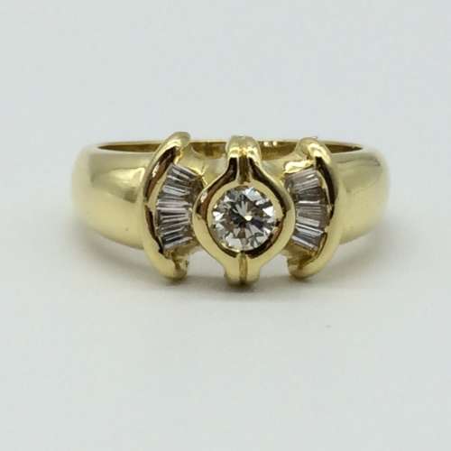 Attractive 18ct Gold & Diamond Dress Ring (V. R50 660)