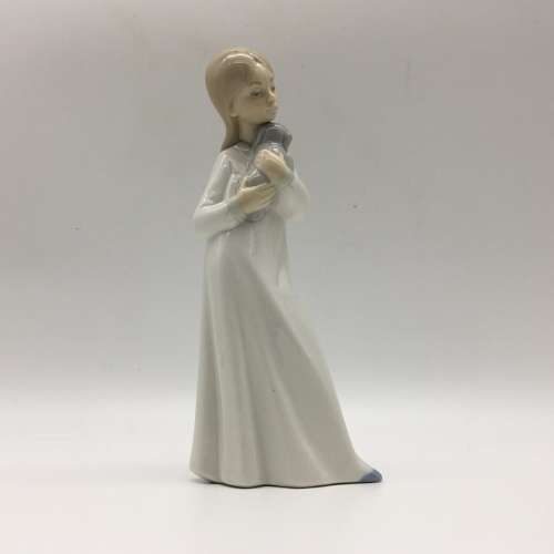 Adorable Vintage `Nao by Lladro` Figurine