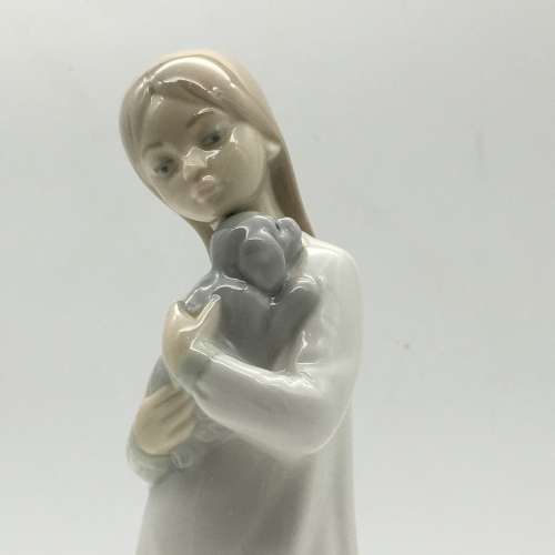 Adorable Vintage `Nao by Lladro` Figurine