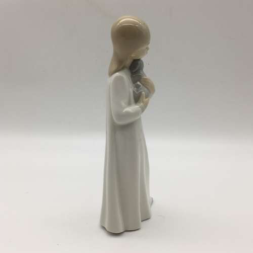 Adorable Vintage `Nao by Lladro` Figurine