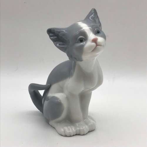 Charming Vintage `Lladro` Kitten Figurine