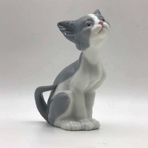 Charming Vintage `Lladro` Kitten Figurine
