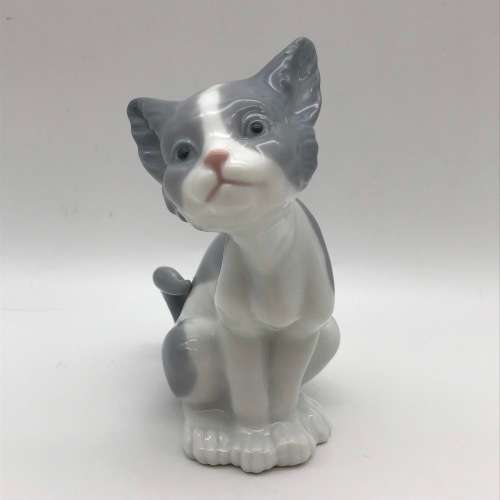 Charming Vintage `Lladro` Kitten Figurine