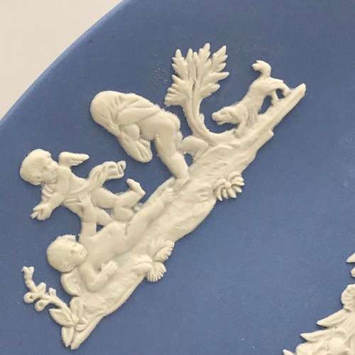 Attractive Wedgwood `Cherubs` Cabinet Plate