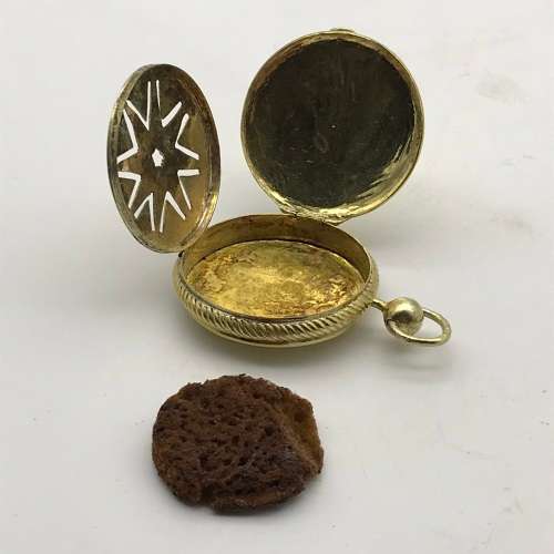 Wonderful Victorian, Gilt Vinaigrette (1849)