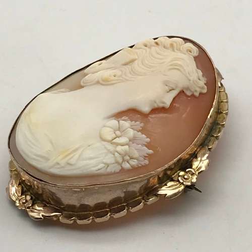 Beautiful Vintage Cameo Brooch or Pendant