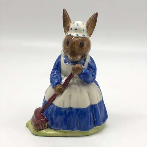 Royal Doulton `Mrs Bunnykins` Figurine (Clean Sweep)