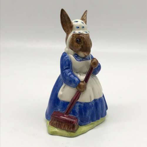 Royal Doulton `Mrs Bunnykins` Figurine (Clean Sweep)