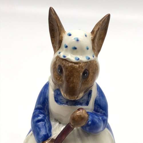 Royal Doulton `Mrs Bunnykins` Figurine (Clean Sweep)