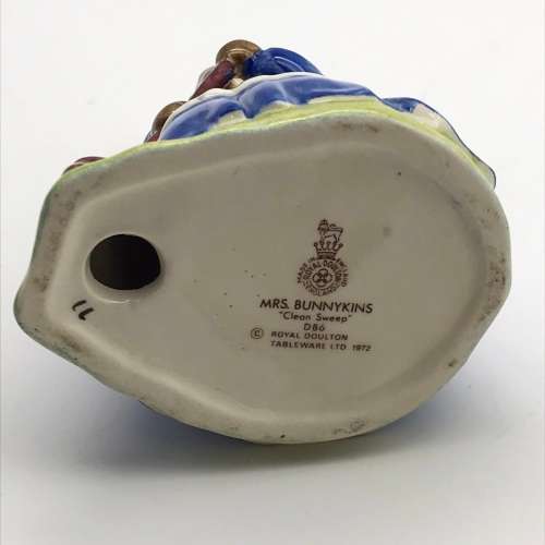 Royal Doulton `Mrs Bunnykins` Figurine (Clean Sweep)