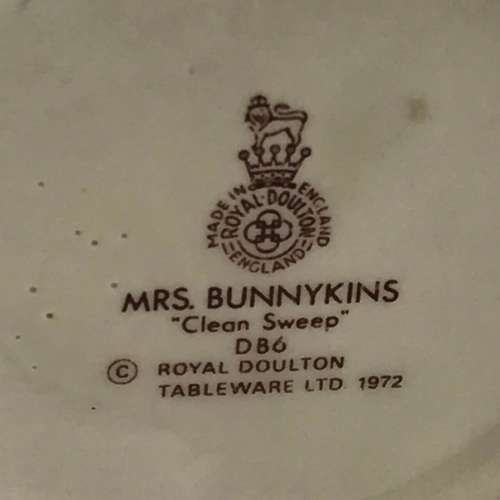 Royal Doulton `Mrs Bunnykins` Figurine (Clean Sweep)