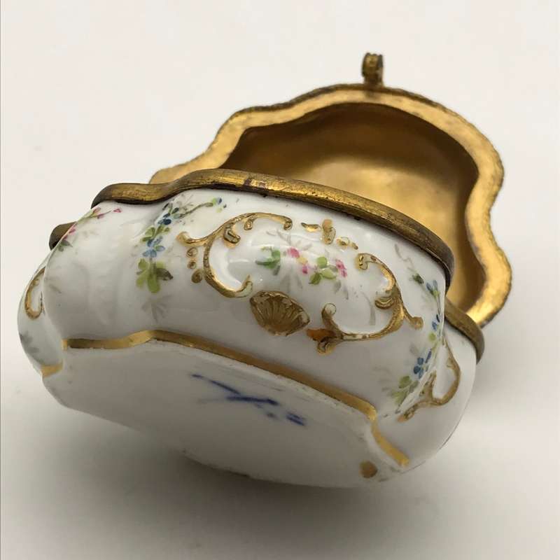 Early Attractive Hand-Painted Porcelain Trinket Box