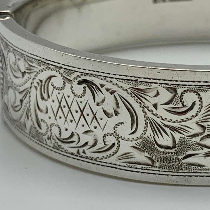 Lovely Vintage Sterling Silver Bangle