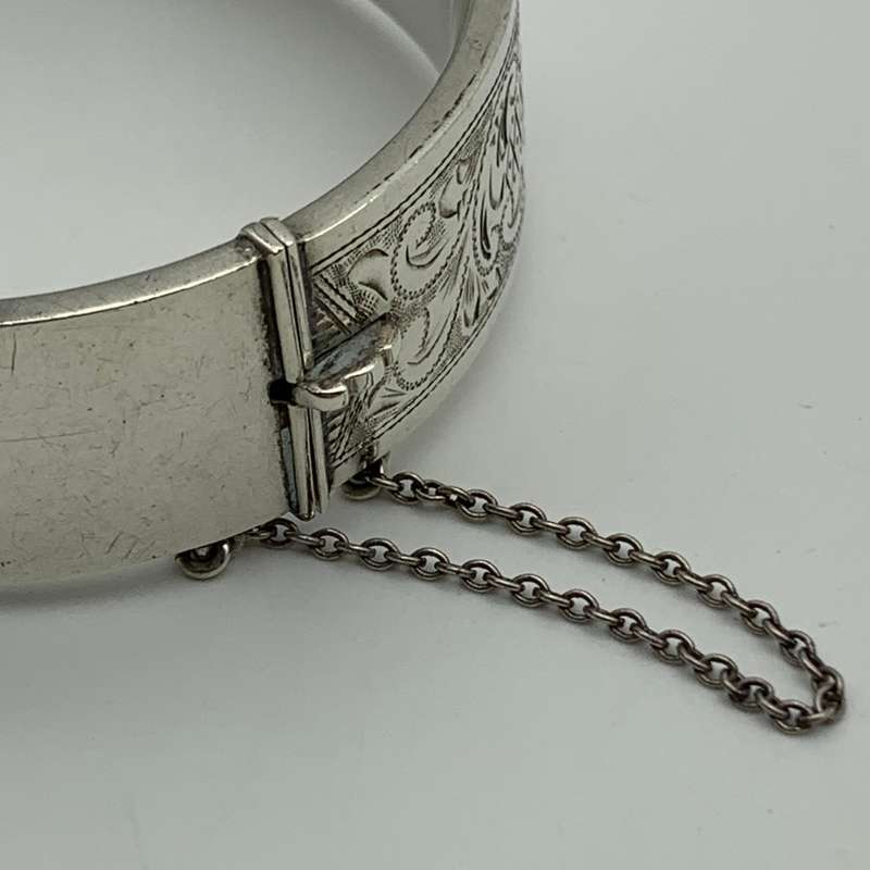 Lovely Vintage Sterling Silver Bangle