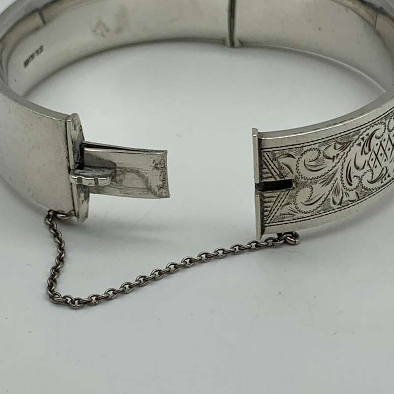 Lovely Vintage Sterling Silver Bangle