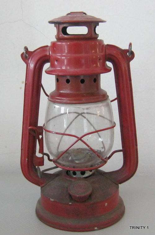 OLD RED PARAFFIN LANTERN(+-24CM LONG)