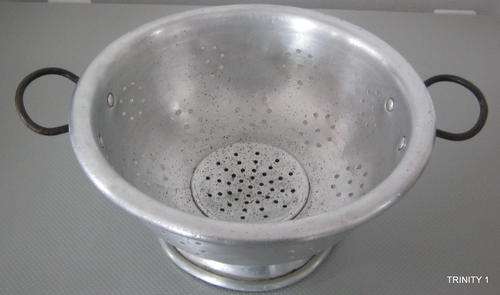 VINTAGE ALUMINIUM COLANDER(+-23.5CM IN DIAM)