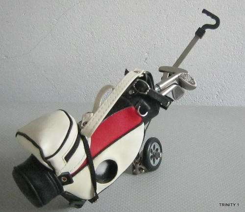 MINIATURE GOLF ORNAMENT(GOLF CLUBS ARE PENS)(+- 24CM LONG)