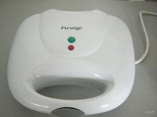 PRESTIGE SANDWICH MAKER (USED LIKE TWICE ONLY)