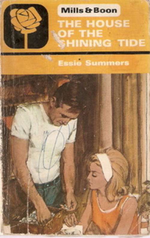 THE HOUSE OF THE SHINING TIDE by ESSIE SUMMERS(SOFT COVER)