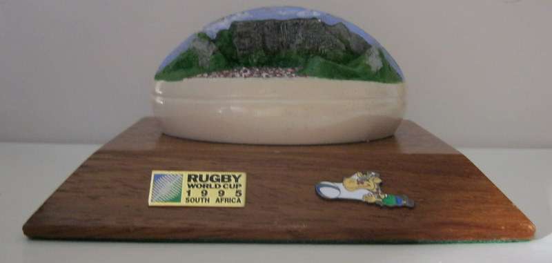 RUGBY WORLD CUP 1995 TABLE MOUNTAIN SOUVENIR BY DENNIS GROVES PRODUCTS