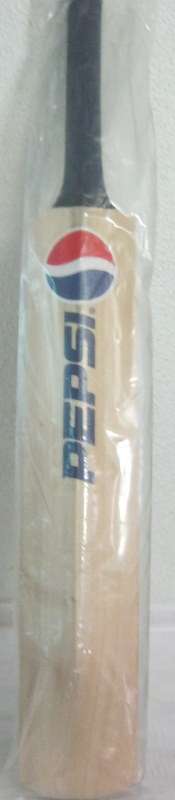 HAND CRAFTED(S H)CRICKET BAT WITH SIGNATURES OF GRAEME SMITH&JP DUMINY