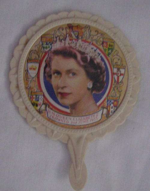 MIRROR WITH QUEEN ELIZABETH