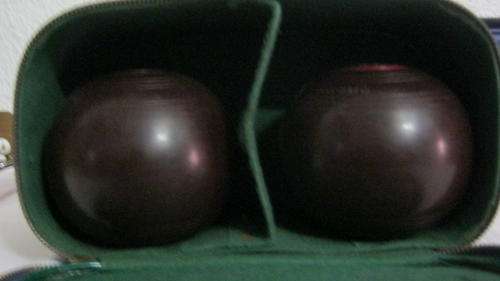 4 HENSELITE VINTAGE GRASS BOWLING BALLS IN BLUE CASE WITH ZIP. SIZE 4 3/4 SUPER GRIP