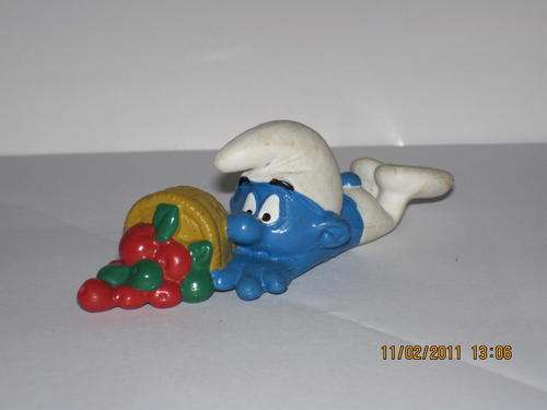 Smurf Holding Basket of Apples - Manufactured by Schleich