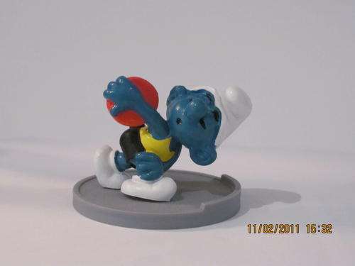 Disc Throwing Smurf - Manufactured by Schleich