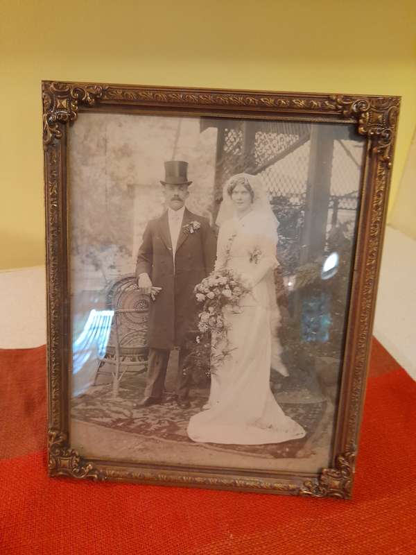 GILT METAL PHOTOFRAME