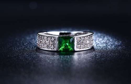 S925 Stamped Ring With Simulated Emerald Size 5 US