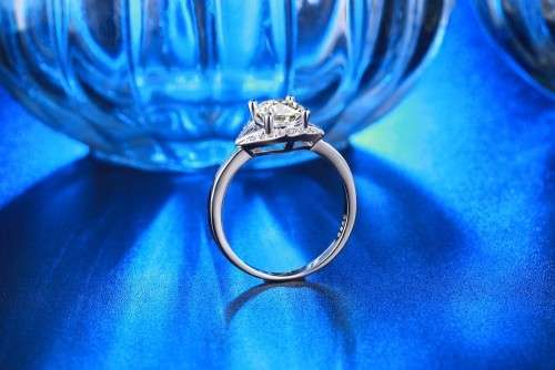 GORGEOUS!! 1.38ct Simulated Diamond White Gold Filled Ring Size 6 US