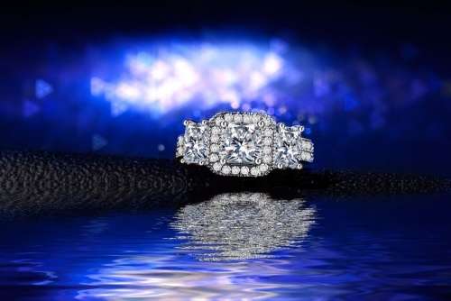 Alluring 1,00ct White Gold Filled Ring With 56 Simulated Diamonds Size 6 US (April Birthstone)