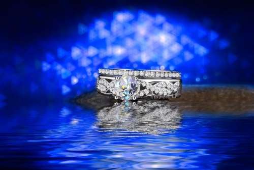GORGEOUS!! Ring Set With 1,38ct  Simulated Diamonds Size 6; 7 US