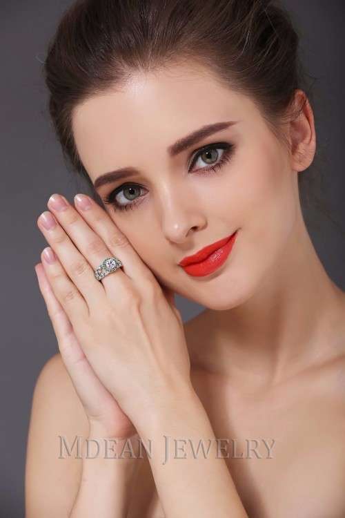 BEUATIFUL! Solid Sterling Silver Ring With Simulated Green Diamonds Size 6; 7; 8 US