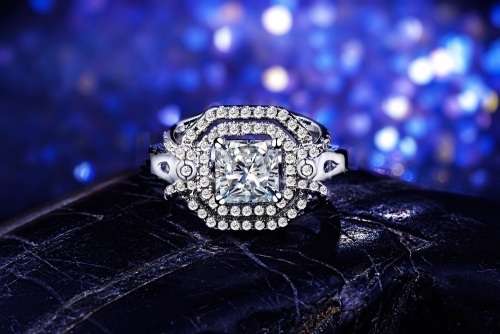 GORGEOUS! Simulated Diamond Ring Size 7; 8 US