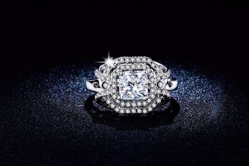 GORGEOUS! Simulated Diamond Ring Size 7; 8 US