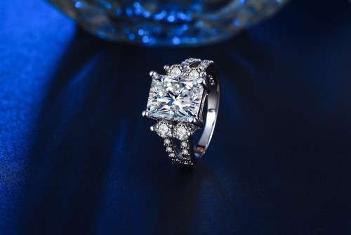 DAZZLING! Ring With 25 Hand Crafted Simulated Diamonds Size 6; 7; 8 US